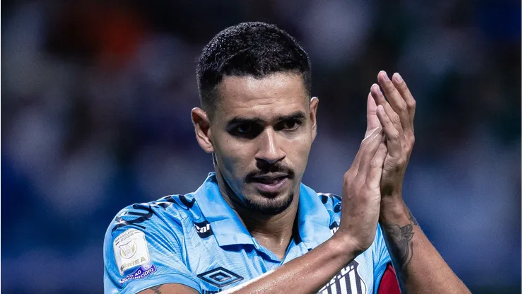 Lucas Veríssimo em campo durante jogo no Nubank Parque.