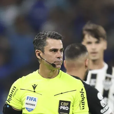 Torcida do Cruzeiro não aprova arbitragem de Flávio Rodrigues de Souza