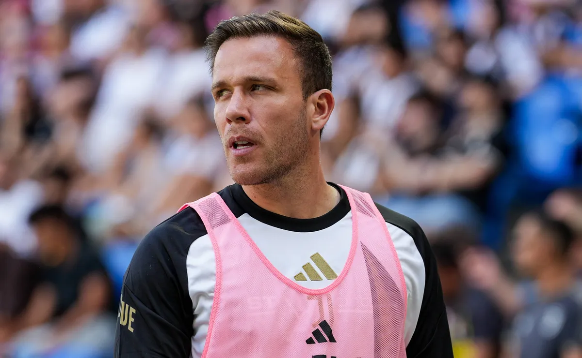 Arthur recebe outras propostas, mas mantém a palavra para jogar no Santos e agora depende da diretoria