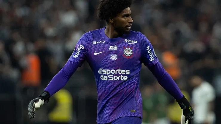 Hugo Souza, goleiro do Corinthians durante jogo - Foto Joisel AmaralAGIF