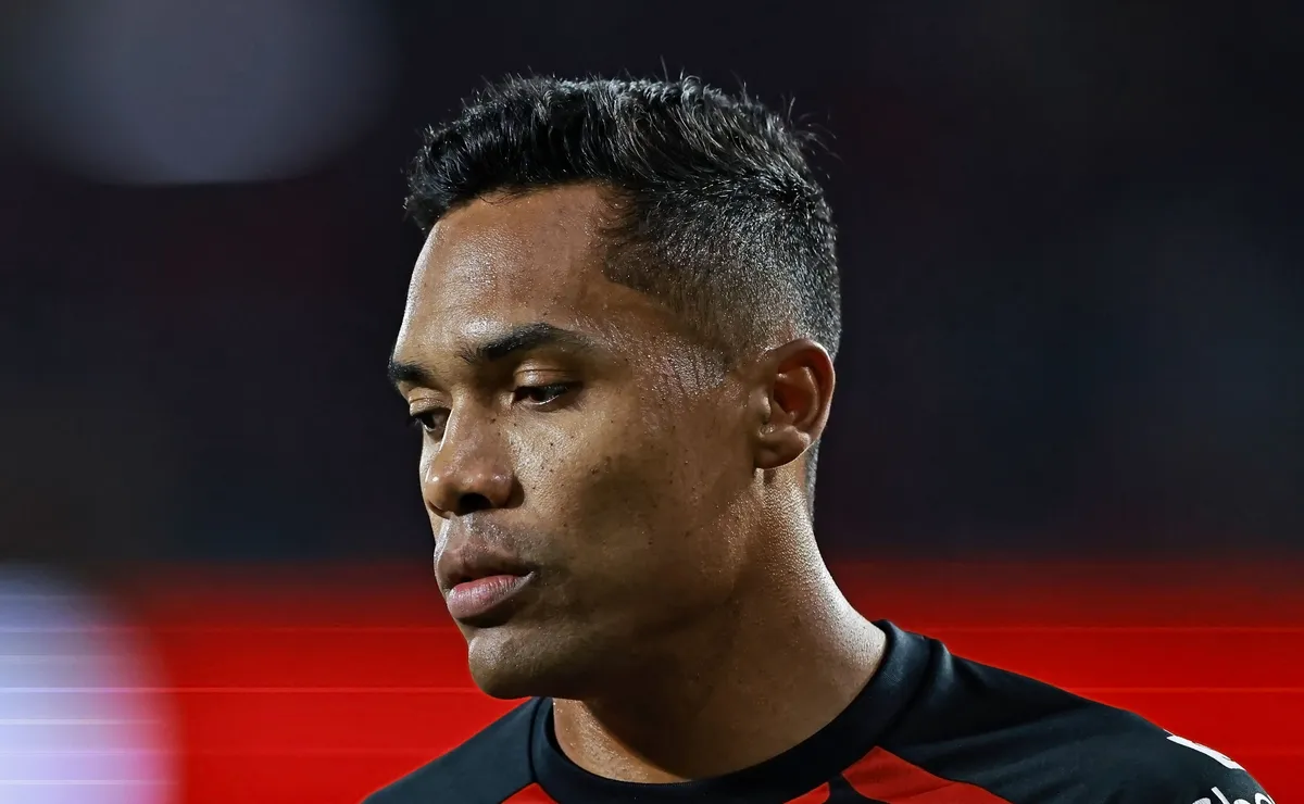 OPINIÃO: Renovar com Alex Sandro foi um erro e pode custar caro para o Flamengo
