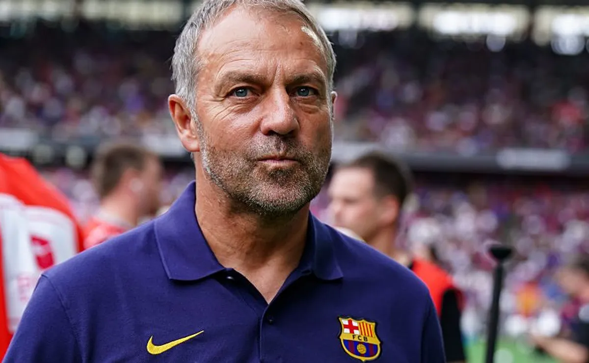 Flick rompe silêncio sobre Julián Álvarez no Barcelona e expõe postura de “tudo ou nada” no mercado