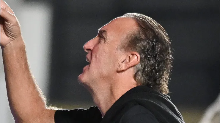Cuca gesticula durante jogo na Vila Belmiro contra o Remo.