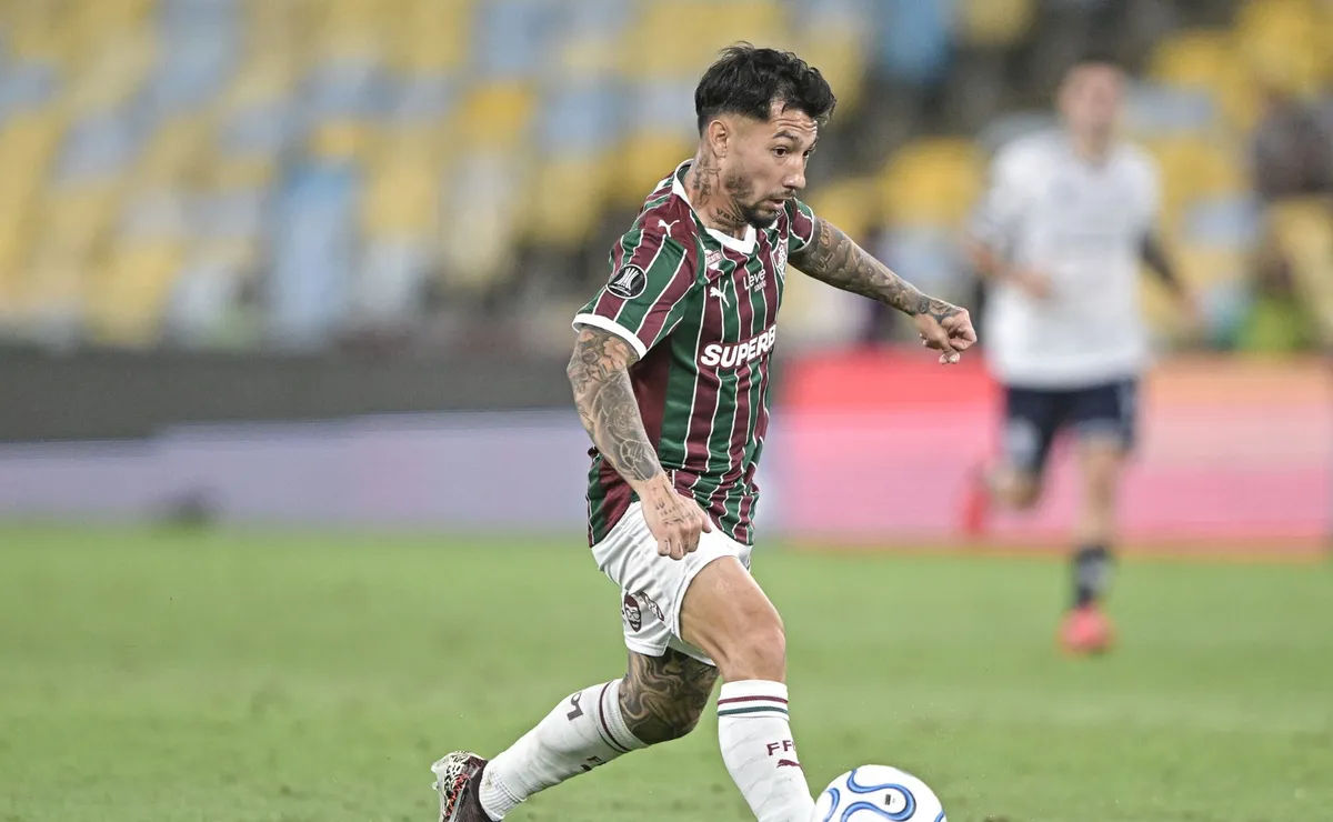 Lucho Acosta e Savarino tentam dar a volta por cima e recuperar espaço no Fluminense