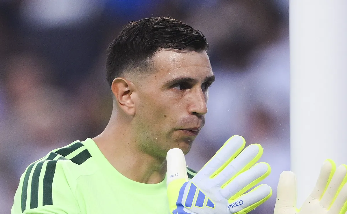 Dibu Martínez é oferecido e Chelsea abre negociações com o goleiro após pedido de Xabi Alonso
