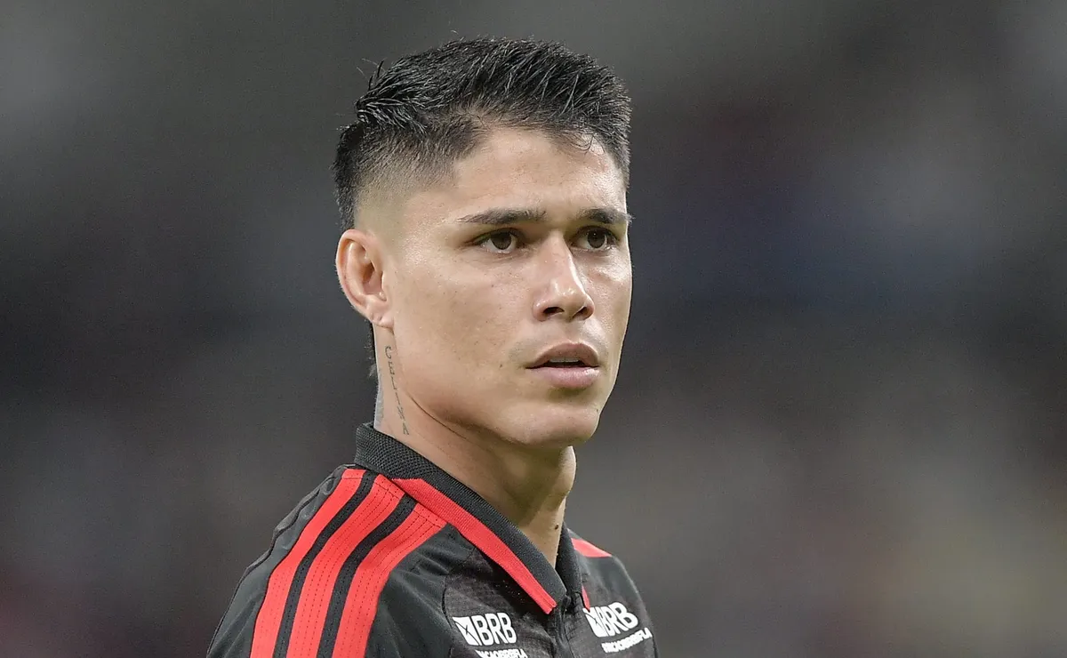 Luiz Araújo se revolta e rebate crítica de torcedor do Flamengo durante live: “Tá reclamando?