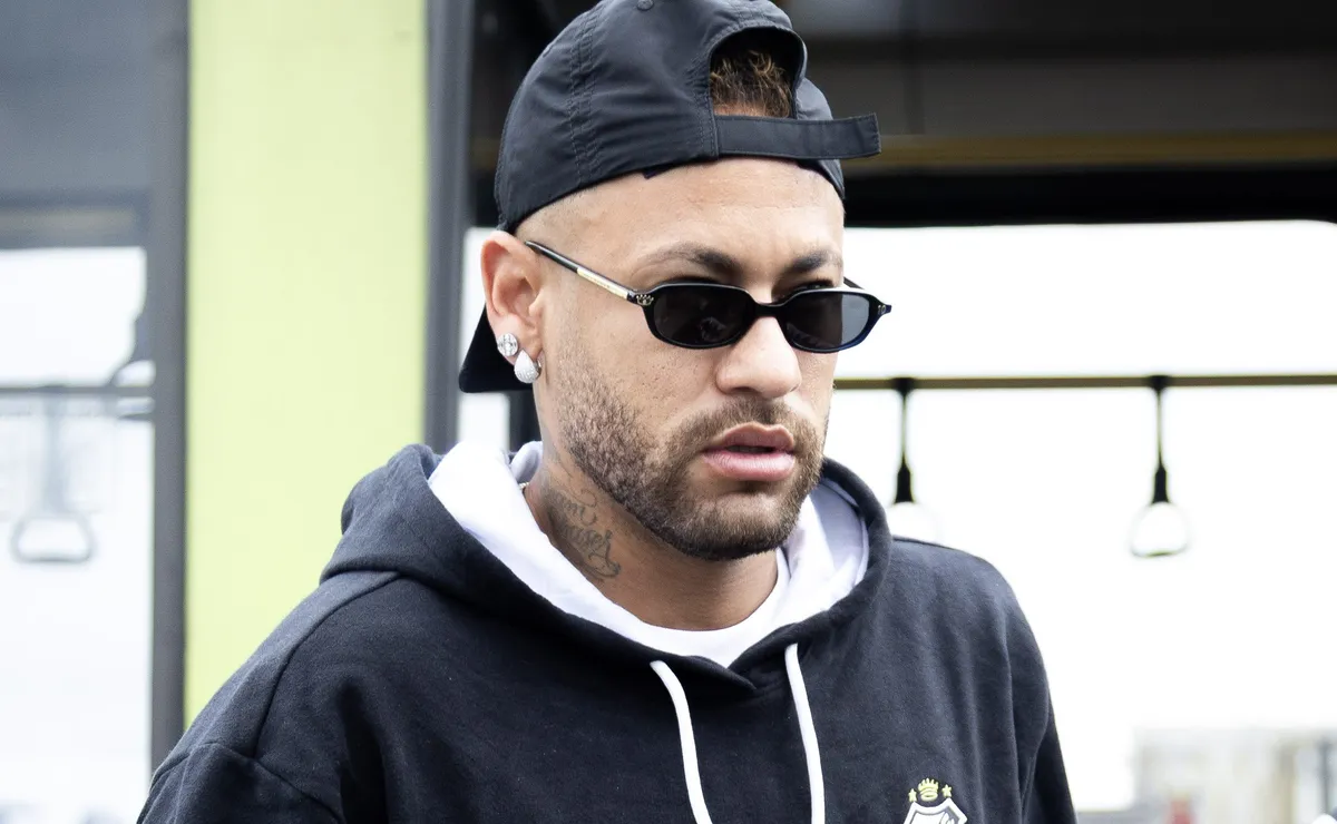 Santos tenta convencer Neymar a jogar contra o Palmeiras no sintético e camisa 10 se recusa