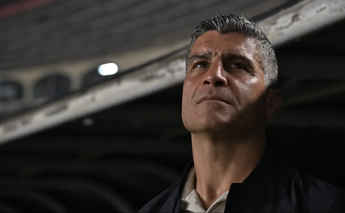 Pedro Emanuel organiza Vasco após expulsão de Cauan Barros e sai na frente contra o Vitória