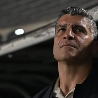 Pedro Emanuel age após expulsão e Vasco vence Vitória