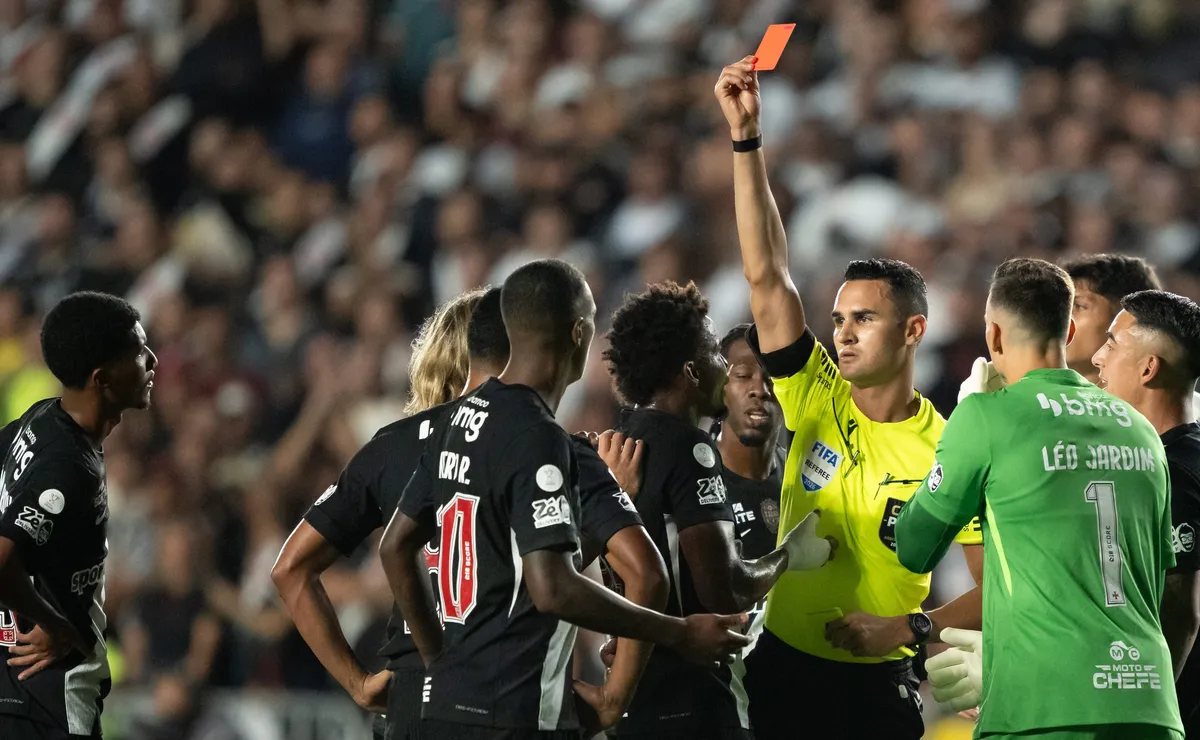 PC de Oliveira vê erro grave em expulsão de Barros no triunfo do Vasco sobre o Vitória