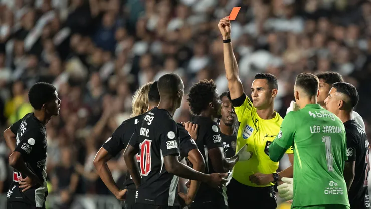 Barros foi expulso aos 17 minutos do primeiro tempo. Foto: Jorge Rodrigues/AGIF