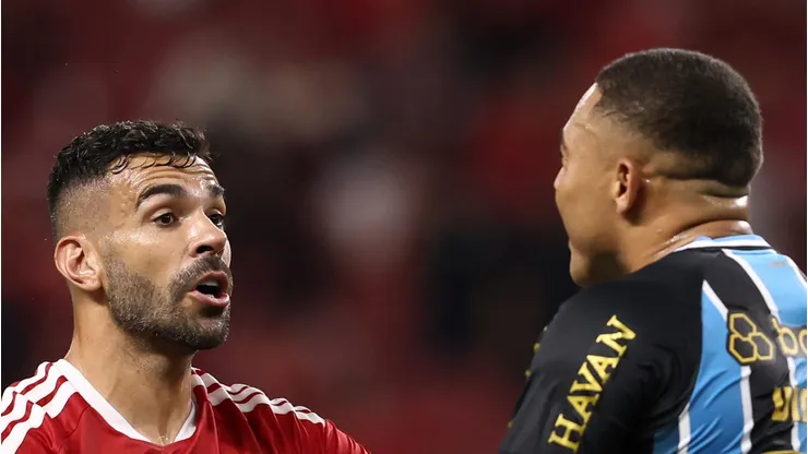 Carlos Vinícius ao lado de Bruno Henrique durante o Gre-Nal.