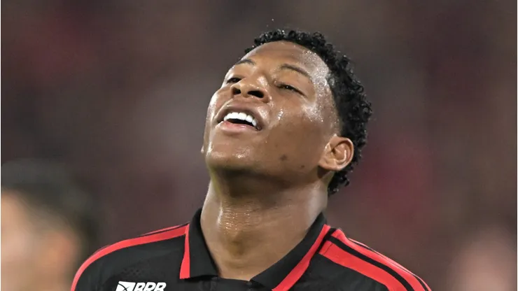 Plata em campo com a camisa do Fla.