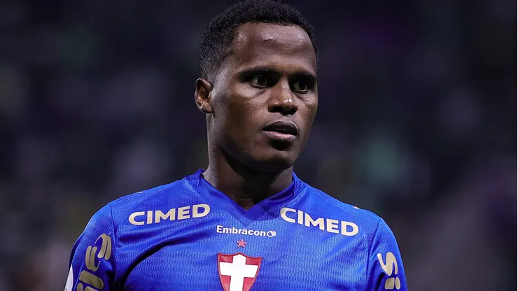 Arias foi um dos melhores em campo contra o Santos, mas saiu lesionado