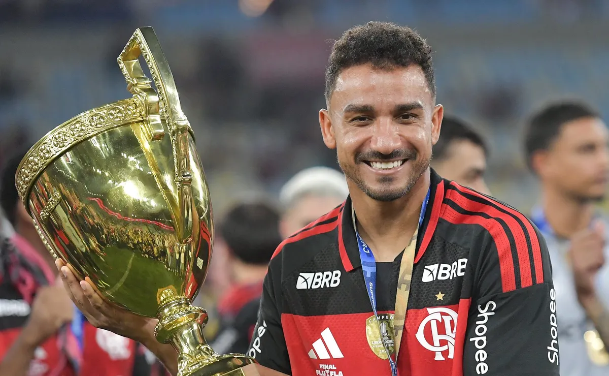 Danilo admite aceitar proposta de renovação contratual e aposentar no Flamengo após temporada de 2027