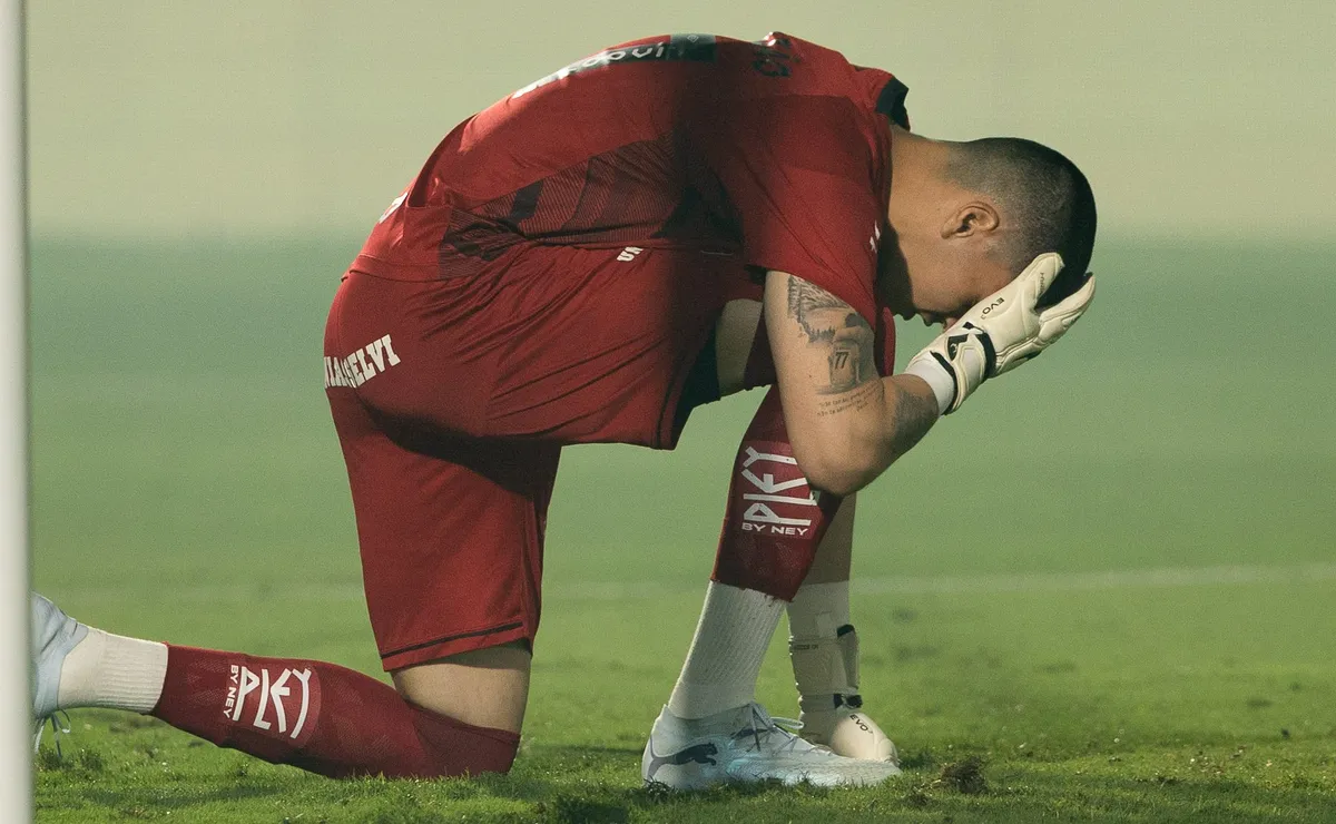 Opinião: Santos precisa estudar contratação de novo goleiro para 2027 após falhas de Gabriel Brazão