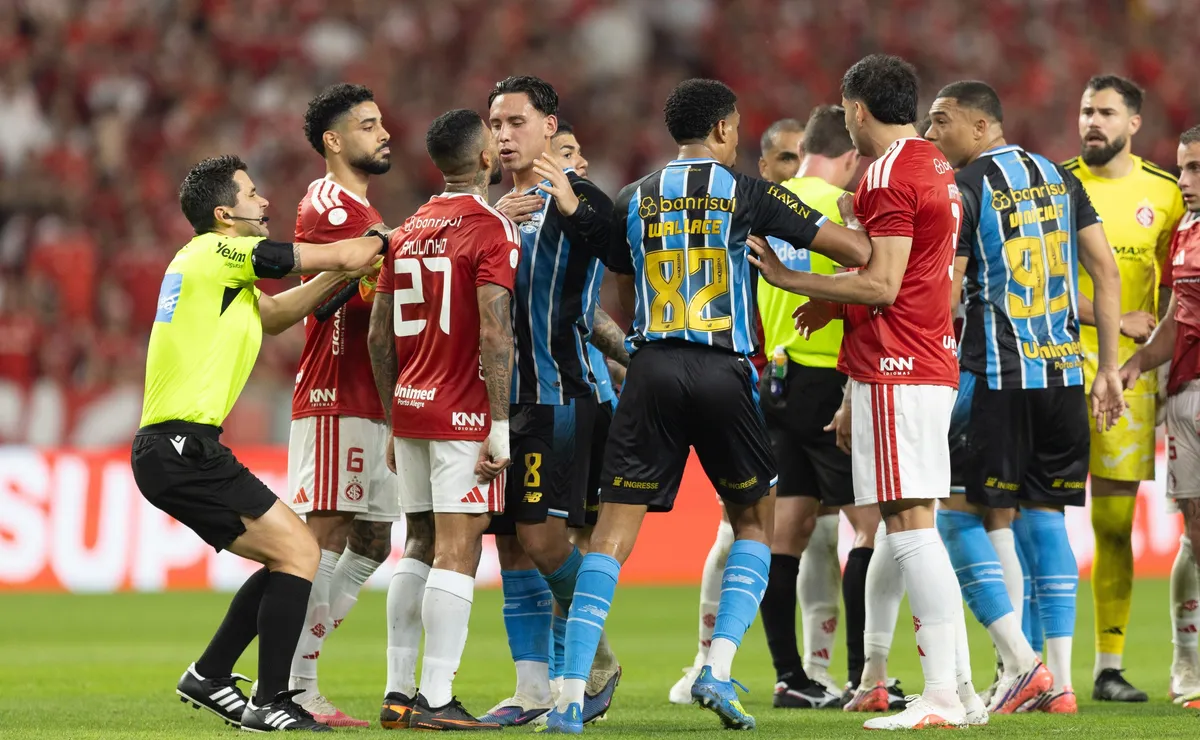 Grenal tem confusão entre jogadores no fim do primeiro tempo em duelo da Copa do Brasil