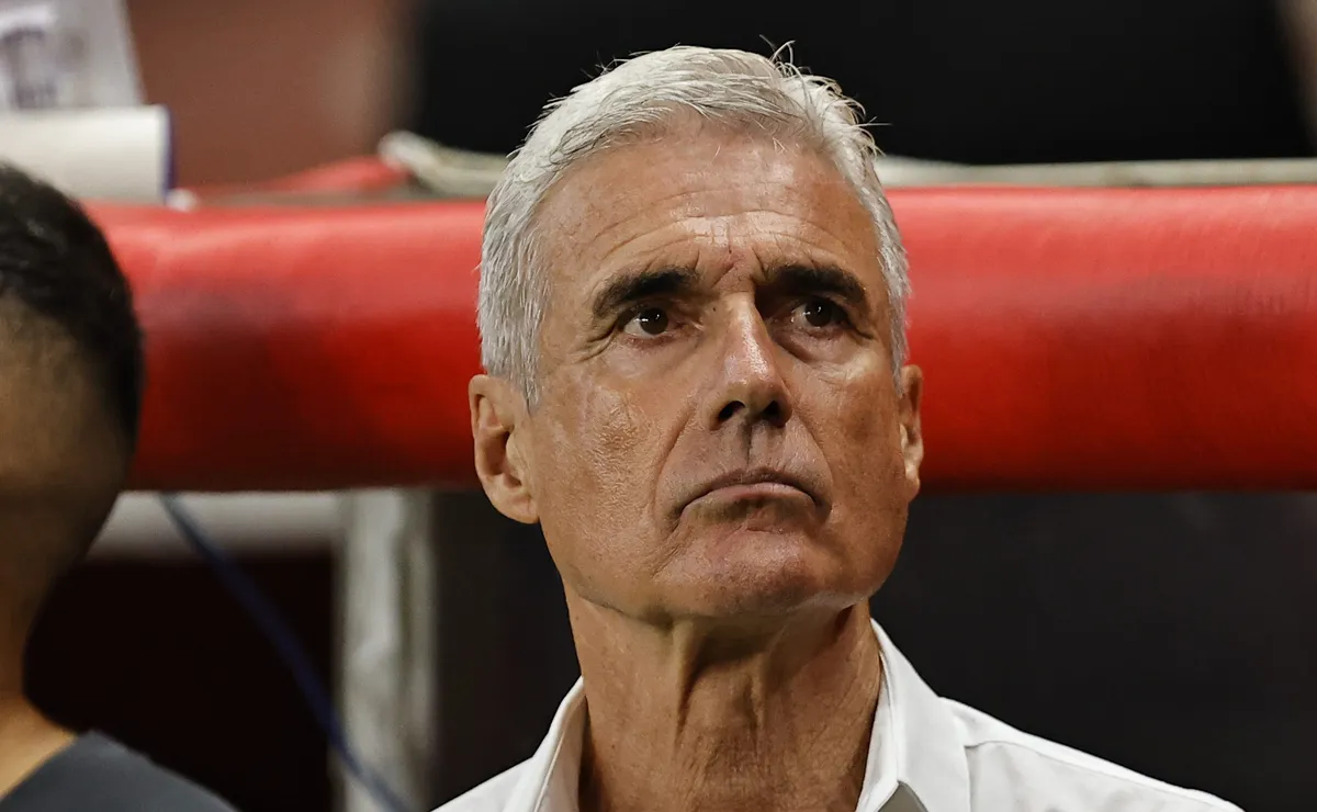 Luís Castro acerta na estratégia, Grêmio segura Inter, mas falta de repertório deixa vaga aberta na Copa do Brasil