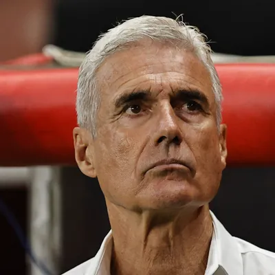 Luís Castro acerta na tática, mas repertório trava Grêmio no Beira-Rio