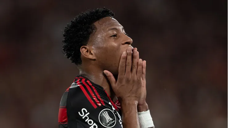 - Plata jogador do Flamengo lamenta durante partida contra o Estudiantes