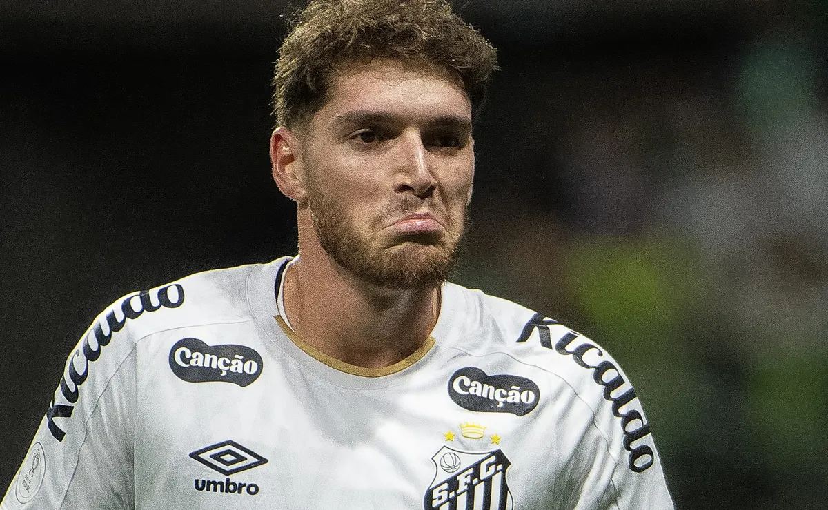 Opinião: Cuca precisa encontrar uma forma de encaixar Rollheiser no time titular do Santos