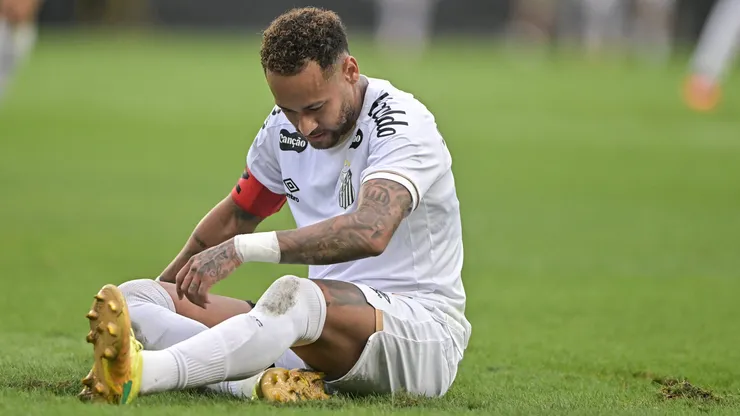 Neymar é dúvida no clássico diante do Corinthians.