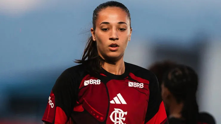 Lateral deu entrevista após retorno.