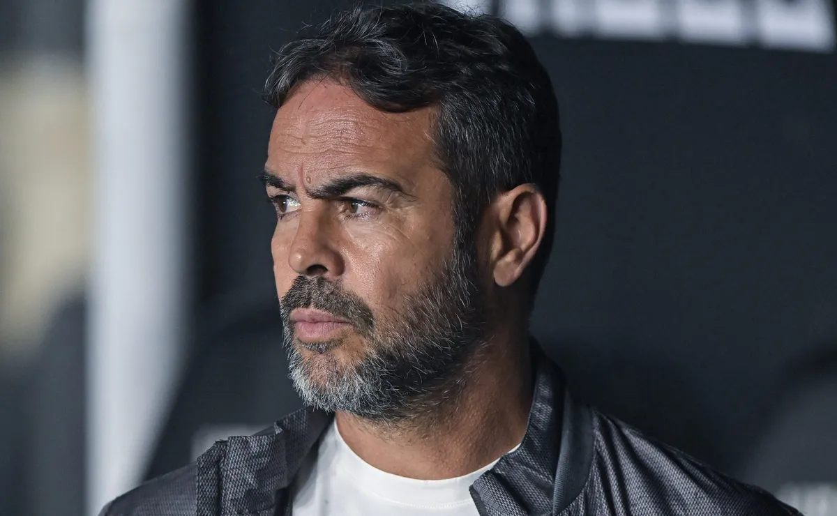 Aposta de Artur Jorge em reservas falha e Cruzeiro é dominado pelo Vasco em São Januário