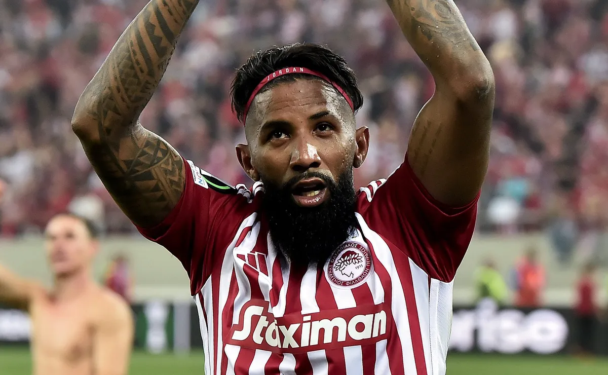 Santos fecha com Rodinei, ex-Flamengo, que assinará por dois anos e meio