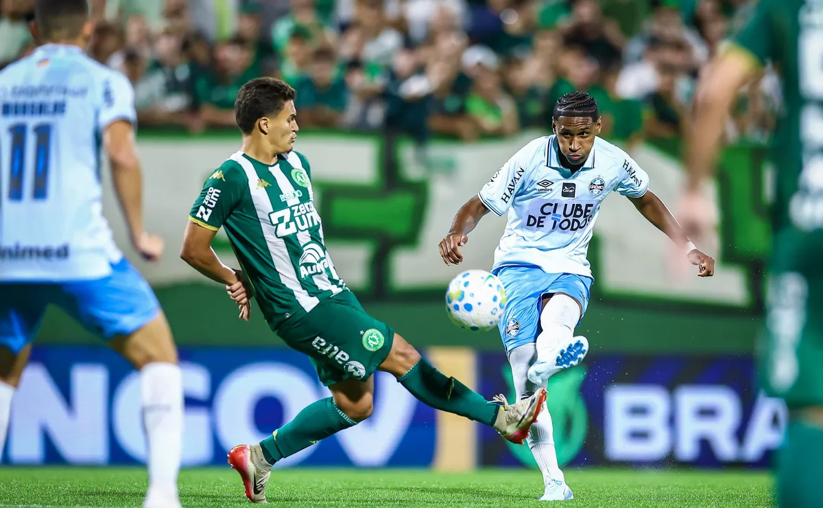 Com desfalques e de olho no Gre-Nal, Grêmio busca vitória vital contra a Chapecoense