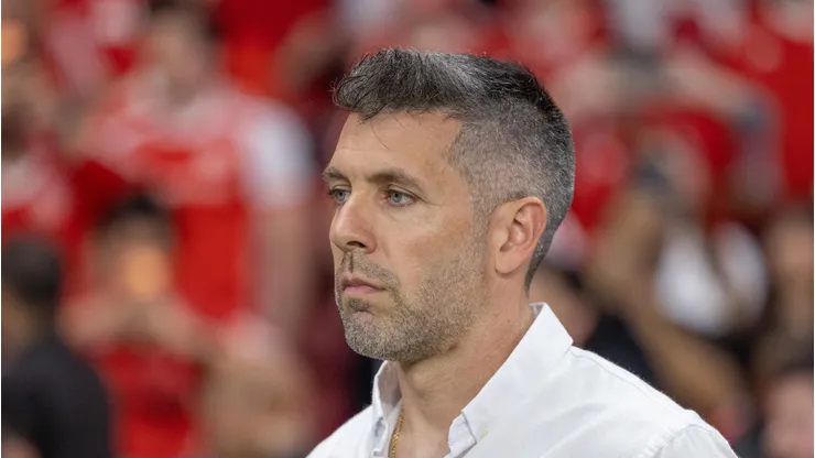 Pezzolano durante jogo contra o Grêmio no Beira-Rio. Foto: Liamara Polli/AGIF.