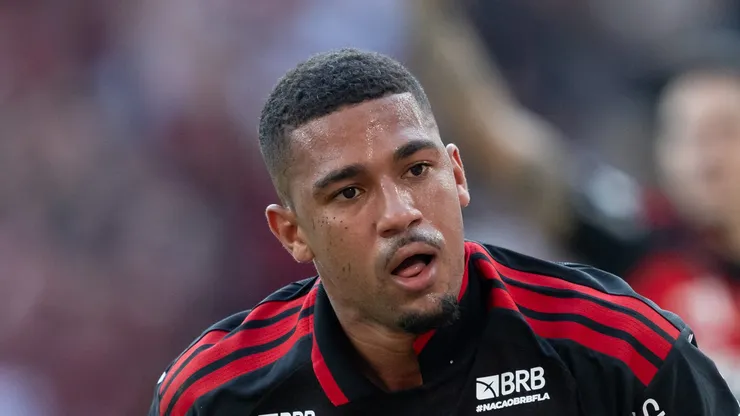 Lino comemora gol pelo Flamengo.