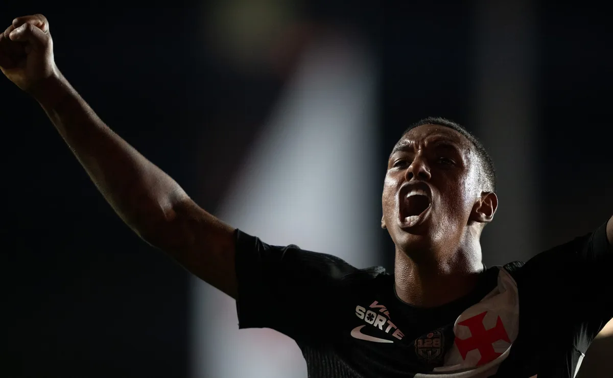 Rodrigo Caetano vai a São Januário, acompanha Robert Renan e zagueiro do Vasco entra no radar de Ancelotti