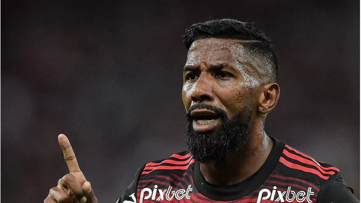 Rodinei em campo pelo Flamengo em jogo de 2022.