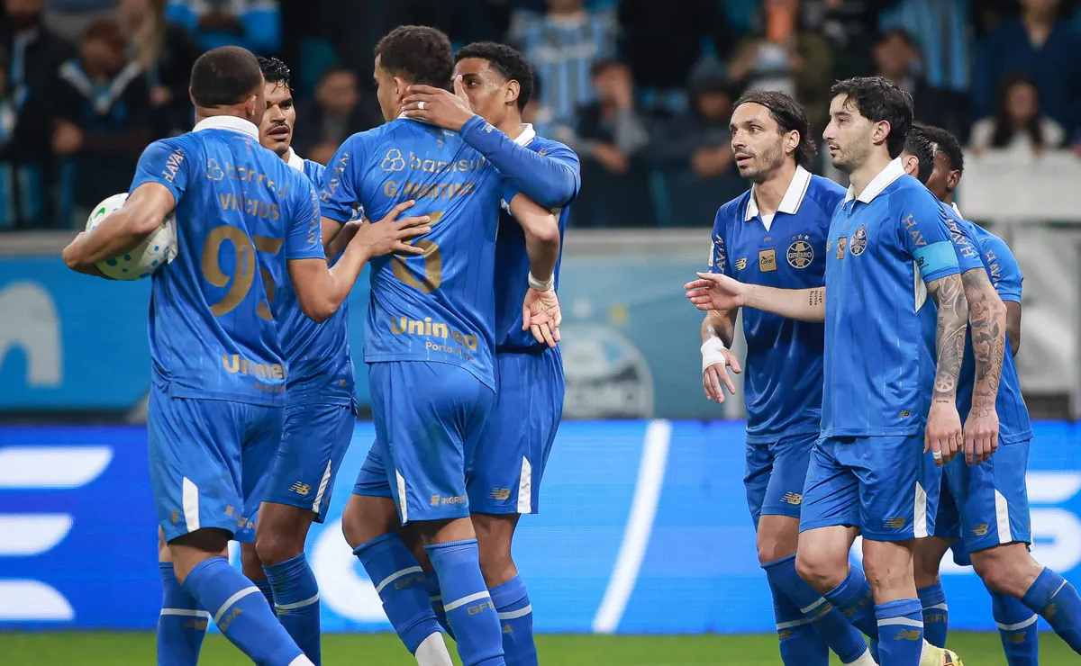 Vídeo: Grêmio supera gol polêmico, vira e vence Chapecoense para ganhar fôlego no Brasileirão