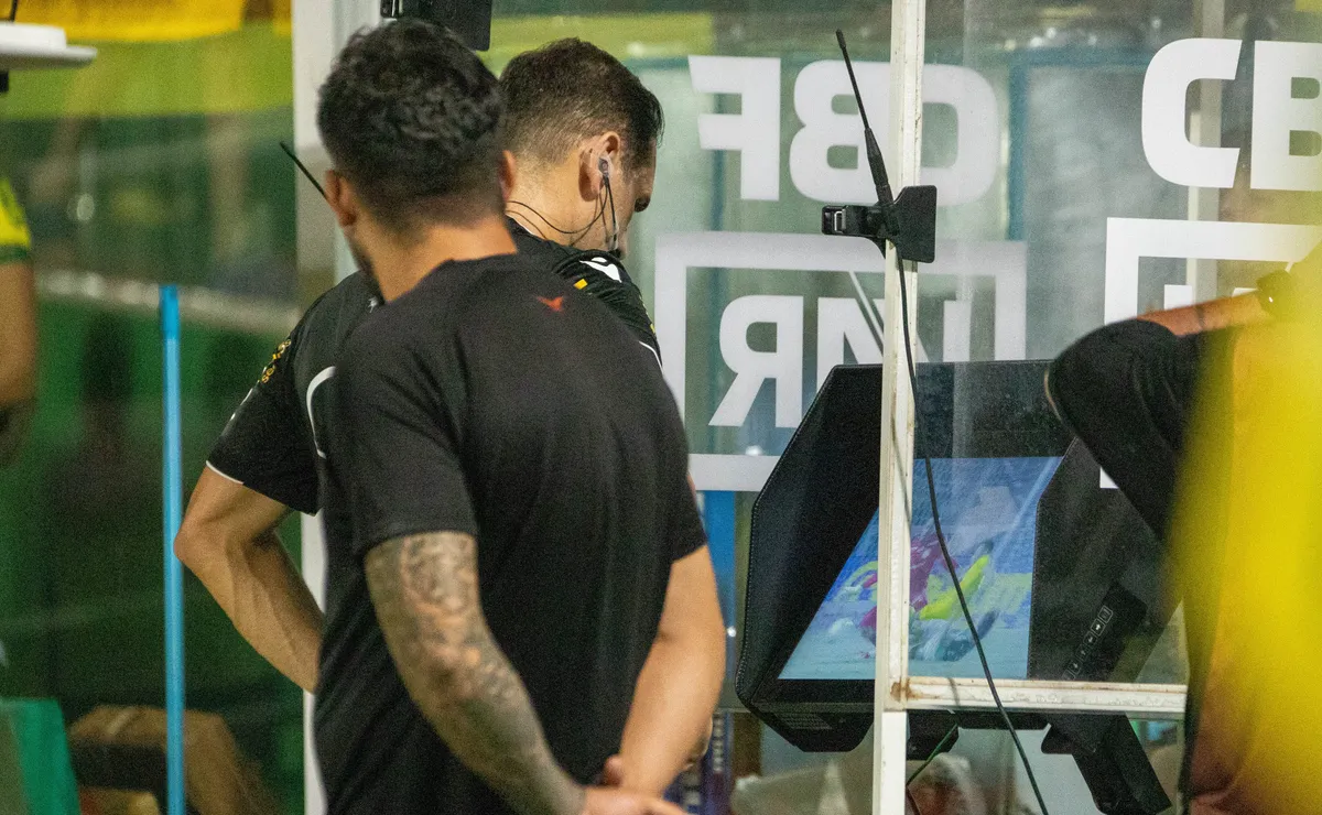 VAR “salva” árbitro de erro crasso por pênalti de Giay, e Palmeiras escapa de derrota contra o Mirassol