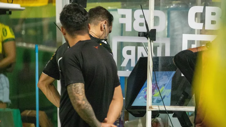 João Victor Gobi precisou da ajuda do VAR para corrigir erro grave em pênalti dado para o Mirassol contra o Palmeiras