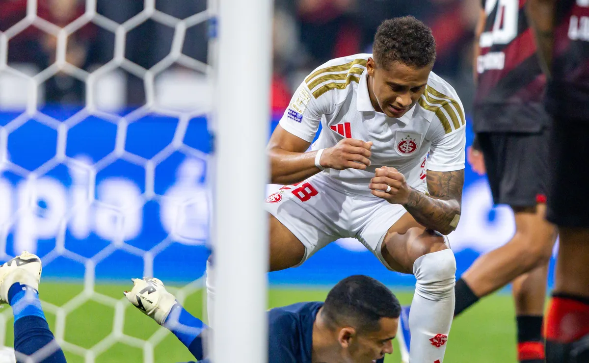 Vitinho tem empate nos pés, mas perde gol inacreditável em derrota do Inter para o Bahia; assista ao lance