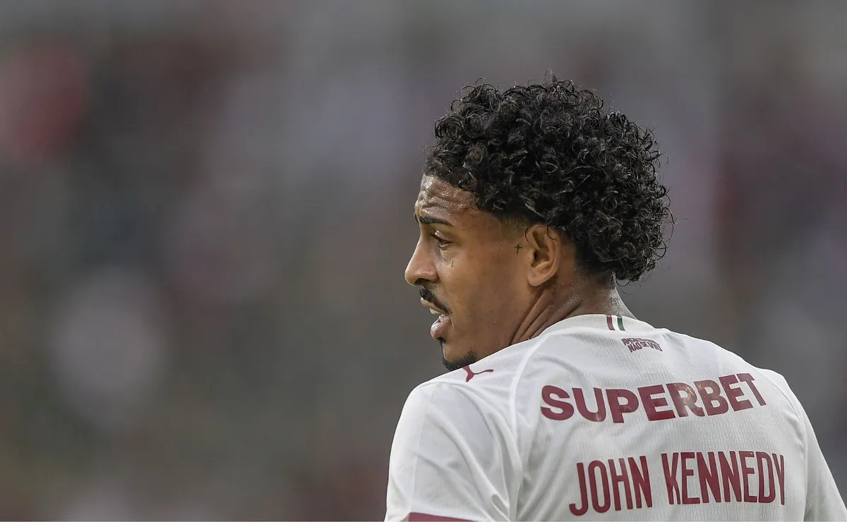 John Kennedy recebe alta após internação preventiva e segue recuperação no Fluminense
