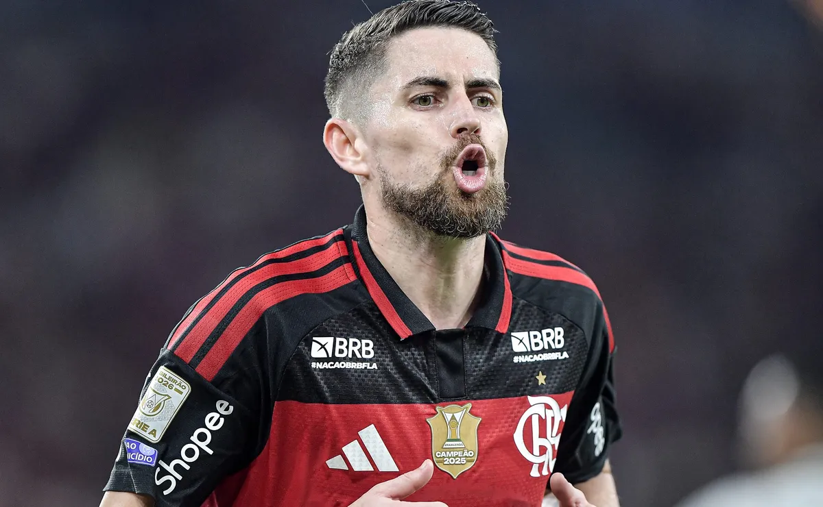 Jorginho revela irritação com a falta de padrão de gramados no futebol brasileiro: “Tiram muito a paciência”