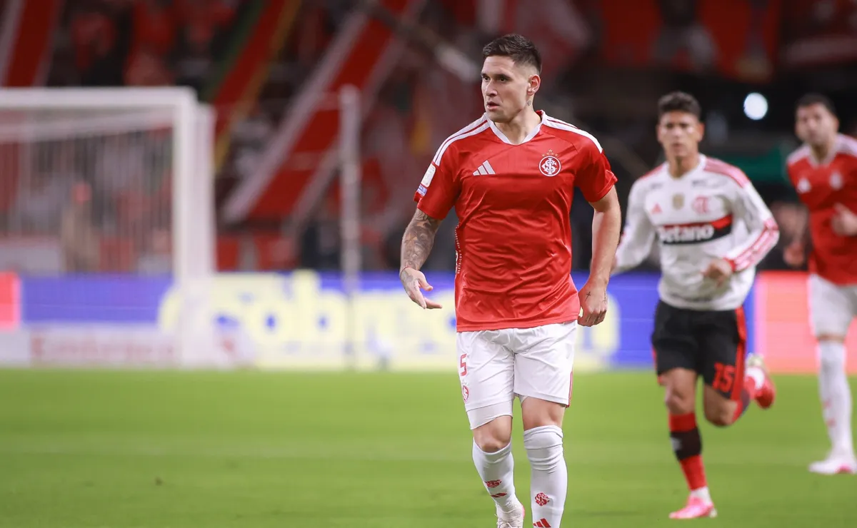 Internacional barra saída de Villagra após Estudiantes enviar proposta pelo volante