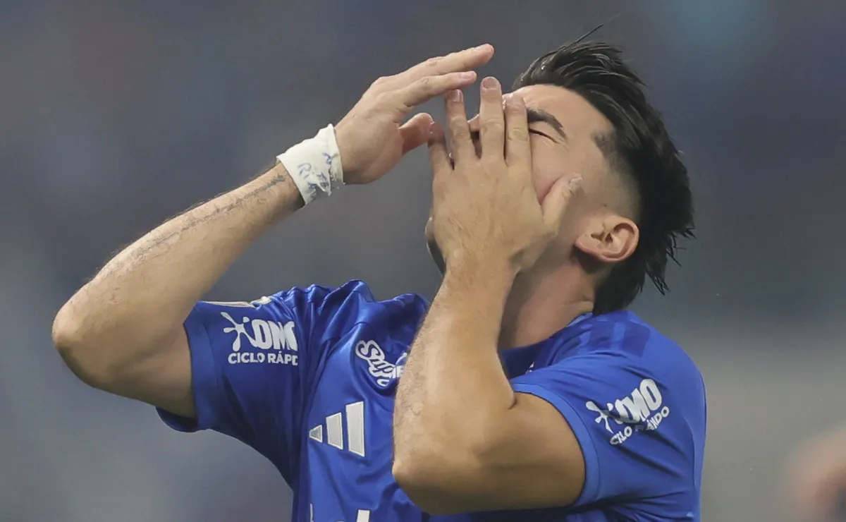 Villalba é expulso, Cruzeiro sofre pressão, toma virada de 2 a 1 para o Atlético-MG e está fora da Copa do Brasil