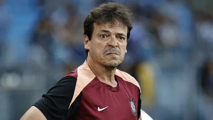 Fernando Diniz passou a ser mais cobrado no Corinthians.