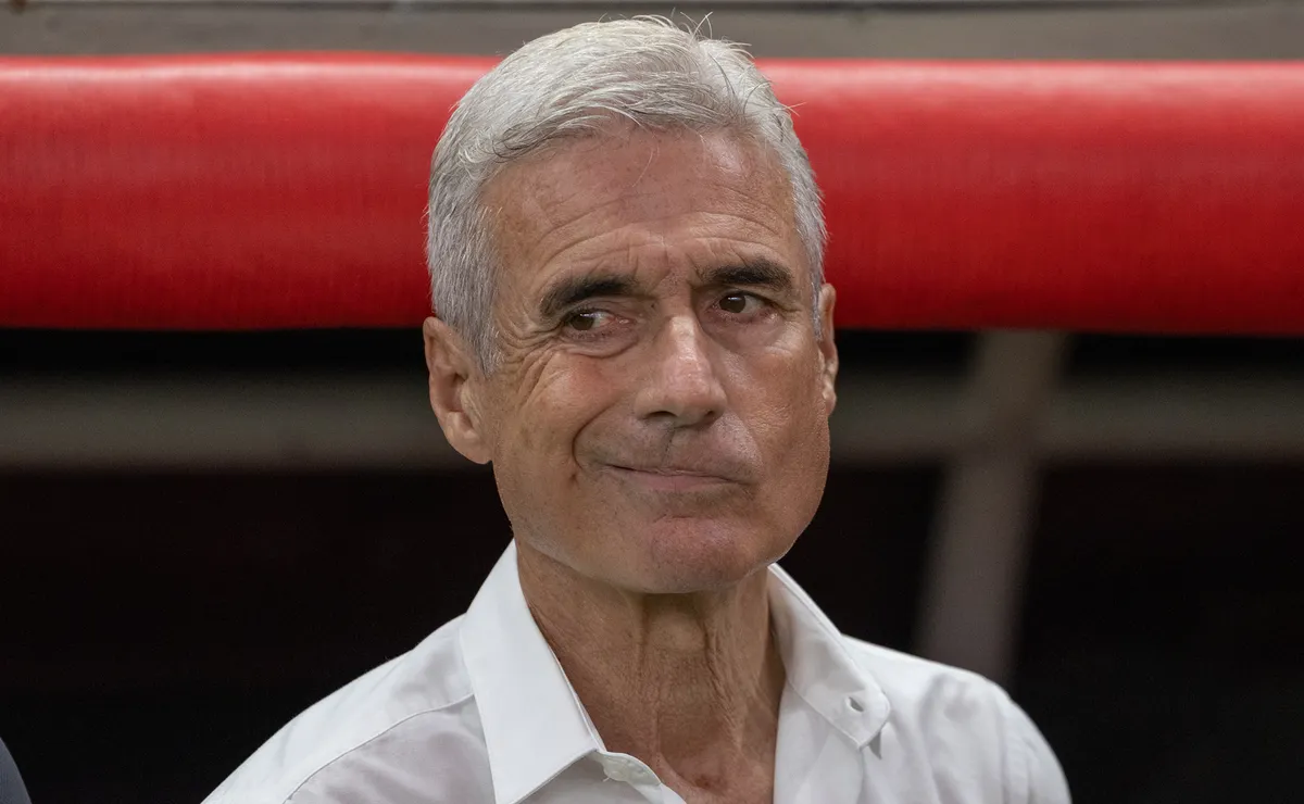 Golpista se passa por Luís Castro, engana jogador do Grêmio e é preso no Rio de Janeiro