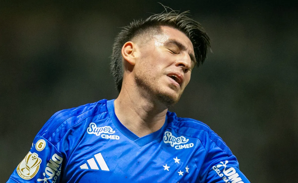 Villalba sente eliminação do Cruzeiro para o Atlético-MG e fica abatido após erro em expulsão