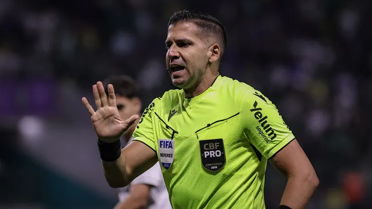 Bruno Arleu apita o Gre-Nal 454. Fabio Giannelli/AGIF.