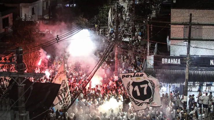 Torcida prepara festa nos arredores do estádio. Foto: Reinaldo Campos/ Santos F.C.