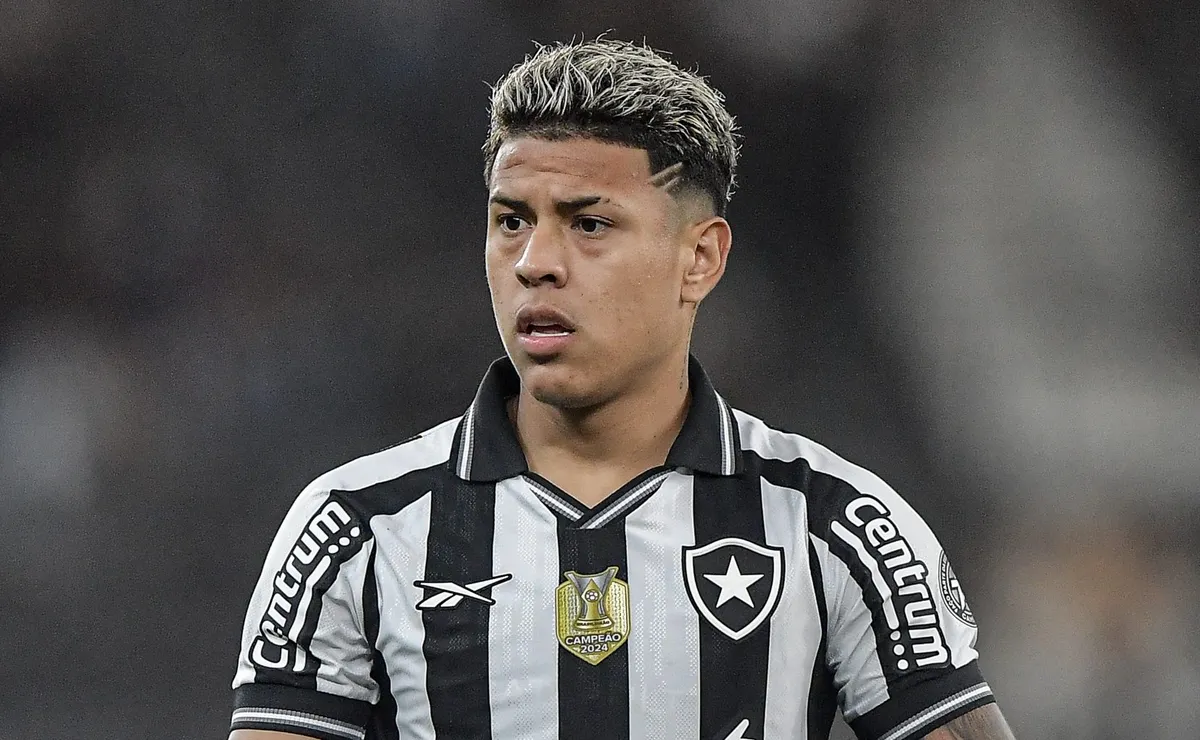 Dínamo dá versão sobre devolução de Matheus Martins ao Botafogo e cita “Interesses de longo prazo”