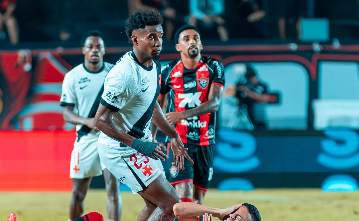 Vasco vence o Vitória por 2 a 0 e garante vaga nas semifinais da Copa do Brasil