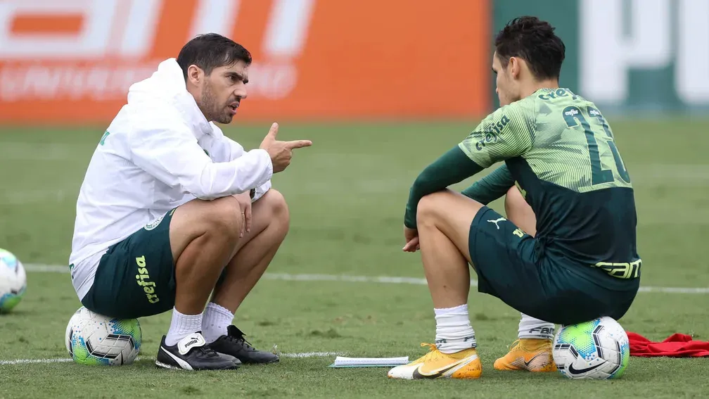 Raphael Veiga não rendeu no Palmeiras em 2025 e foi exposto várias vezes por Abel em coletivas – Foto: Cesar Greco/Ag. Palmeiras